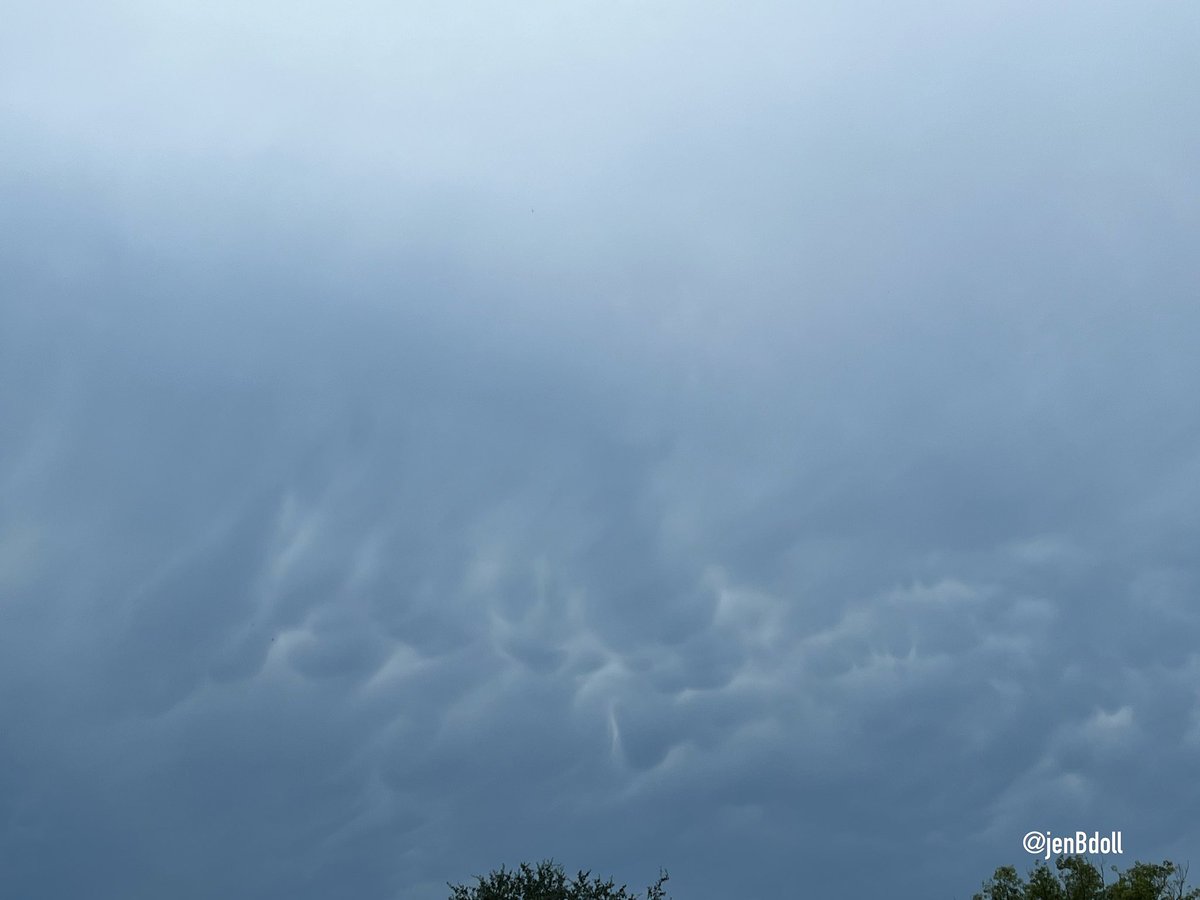 JenBDoll's tweet image. Sure does seem as though our skies are being ‘primed’
Day 2 of seemingly modified weather.
Covered sun this mOrn
Then the wall came in with big loud ‘clouds’…no rain just thunder
& now it’s just still ‘on’ since yesterday
📍Volusia County