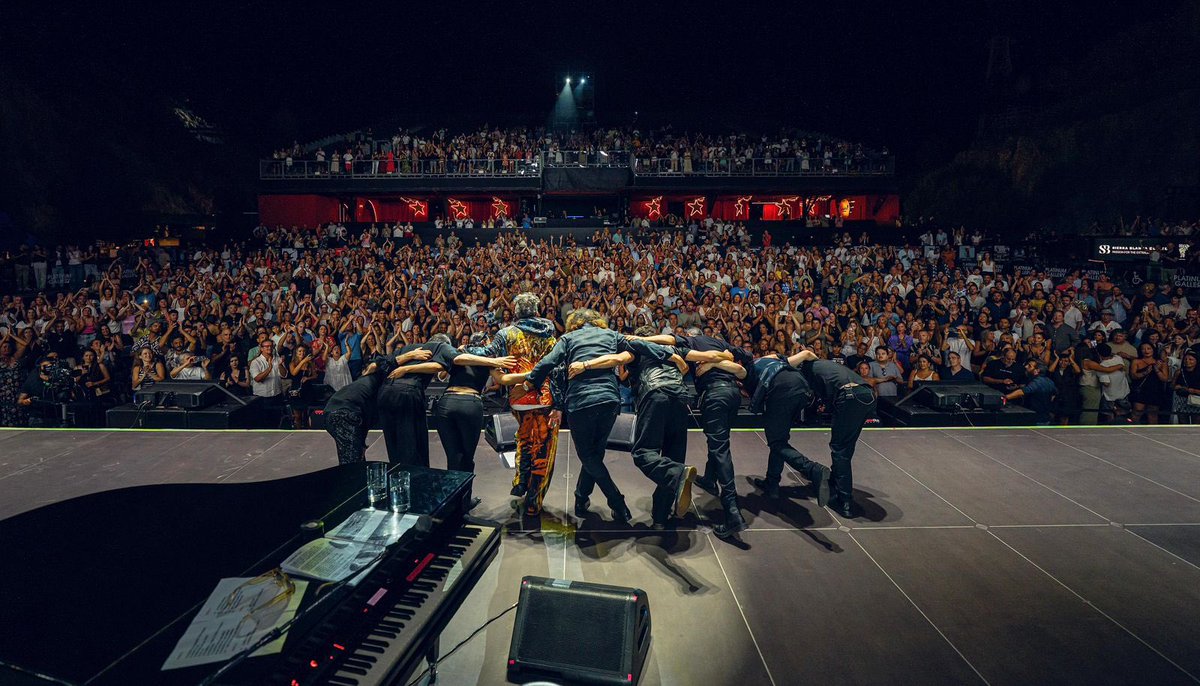 FitoPaezMusica's tweet image. Gracias Marbella!
Me devolvieron la vida!
Todo puede pasar de tragedia a comedia en un segundo y la suerte juega fuerte allí. Hoy el cielo me marcó cosas y ustedes estuvieron allí para completar el mensaje. Gracias por tanto amor y acompañarme siempre.
Los veo la próxima!