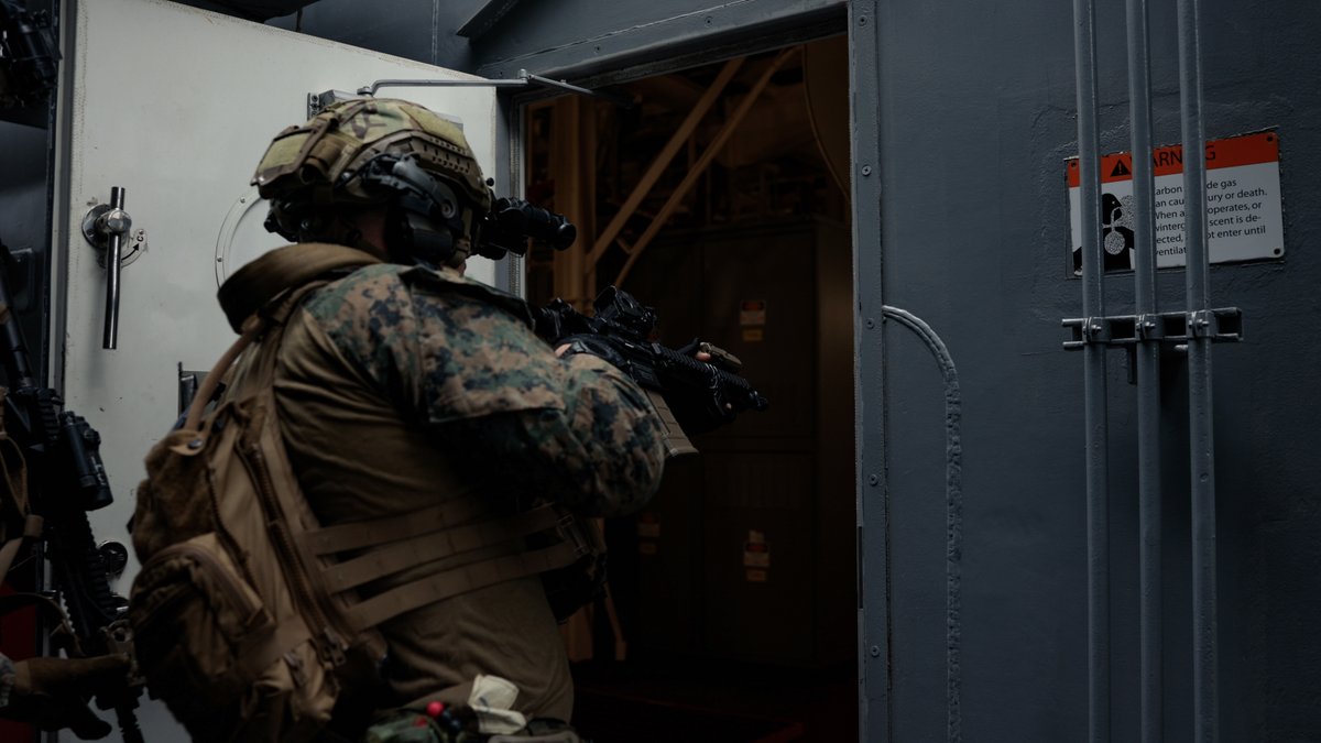 PacificMarines's tweet image. Seize the seas — VBSS operations advancing a free and open Indo‑Pacific
#PacificMarines with @31stMeu conduct a visit, board search, and seizure exercise aboard the expeditionary sea base John L. Canley (ESB-6), in the Coral Sea, July 7, 2025.
📸: Cpl. Alora Finigan | @USMC