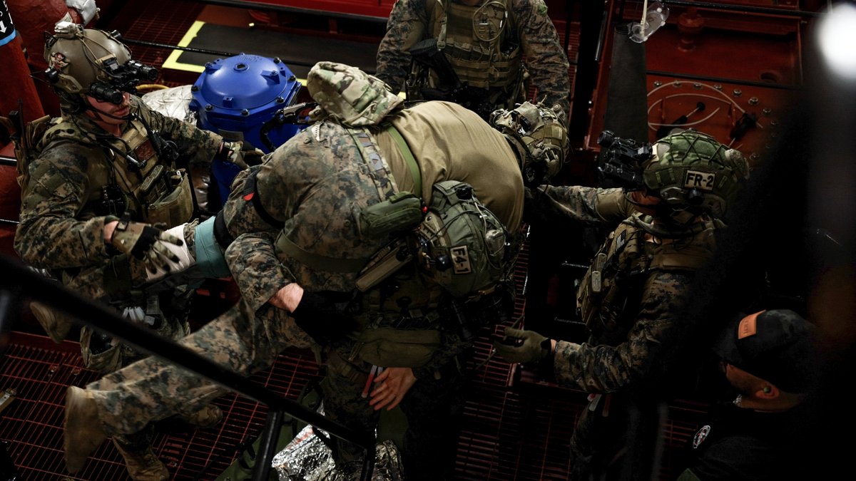PacificMarines's tweet image. Seize the seas — VBSS operations advancing a free and open Indo‑Pacific
#PacificMarines with @31stMeu conduct a visit, board search, and seizure exercise aboard the expeditionary sea base John L. Canley (ESB-6), in the Coral Sea, July 7, 2025.
📸: Cpl. Alora Finigan | @USMC