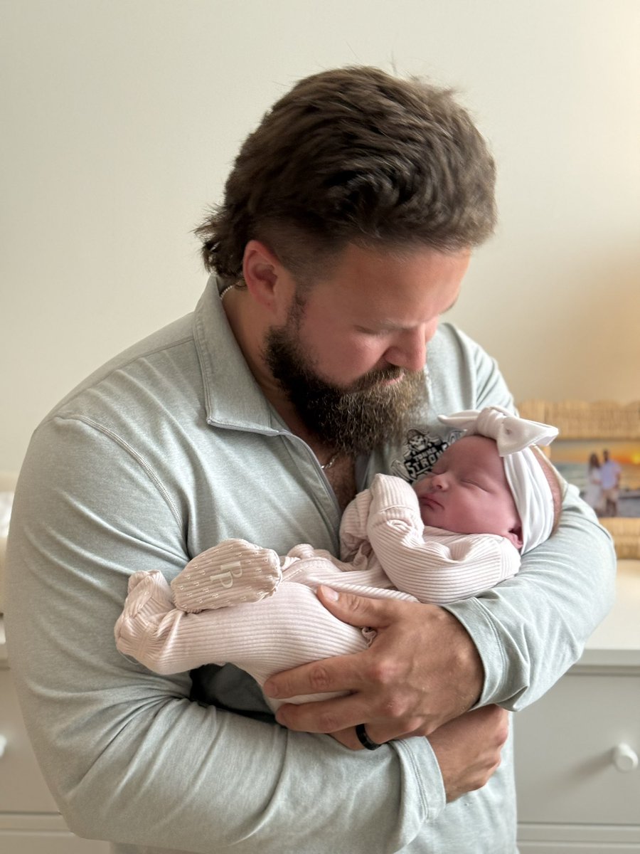 MrCoachMoon's tweet image. Anderson “Andi” Lynn Moon 🌙
Only been a girl dad for 5 days and it’s absolutely amazing.
I’m also a machine at changing diapers