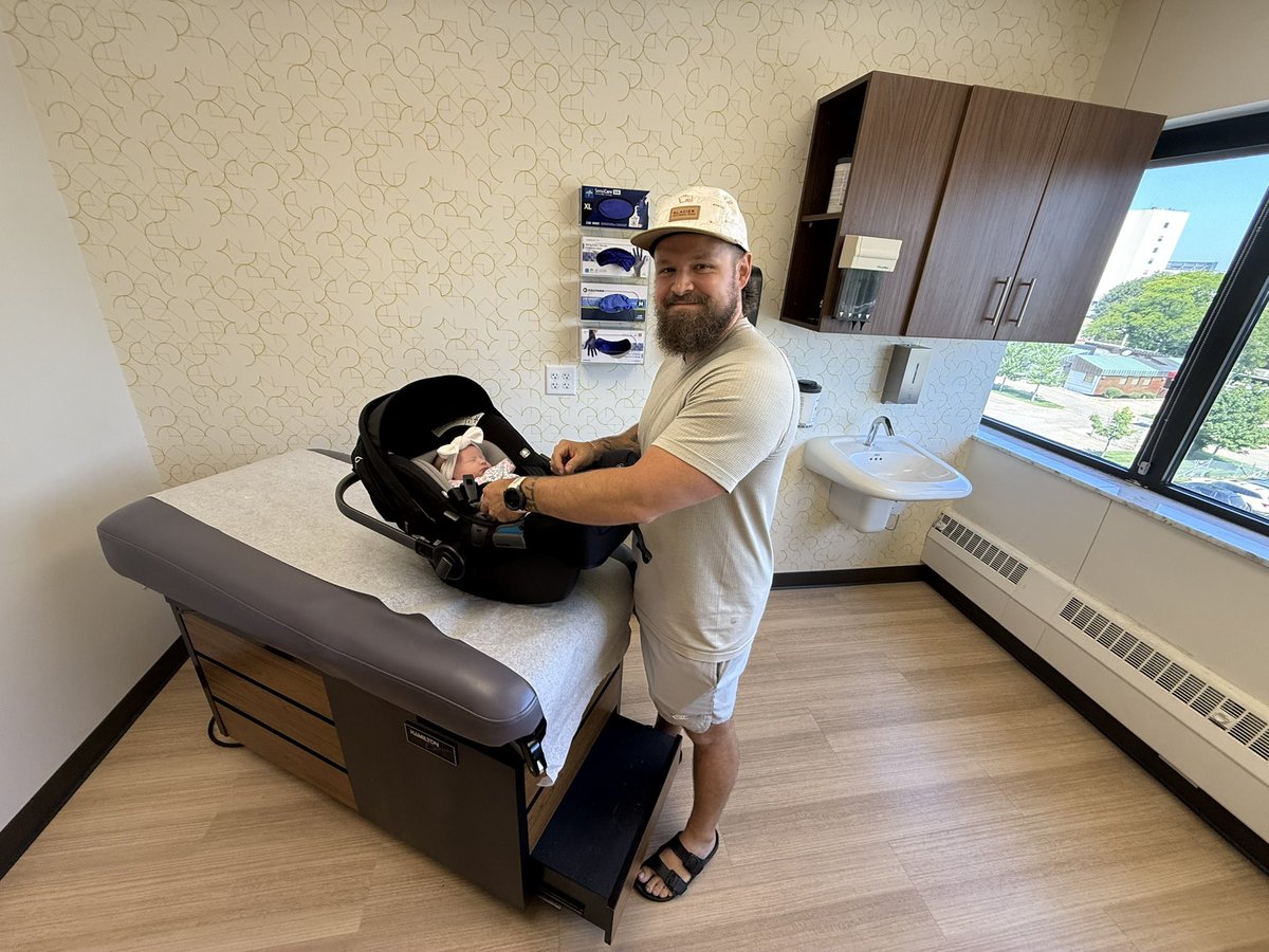 MrCoachMoon's tweet image. Anderson “Andi” Lynn Moon 🌙
Only been a girl dad for 5 days and it’s absolutely amazing.
I’m also a machine at changing diapers