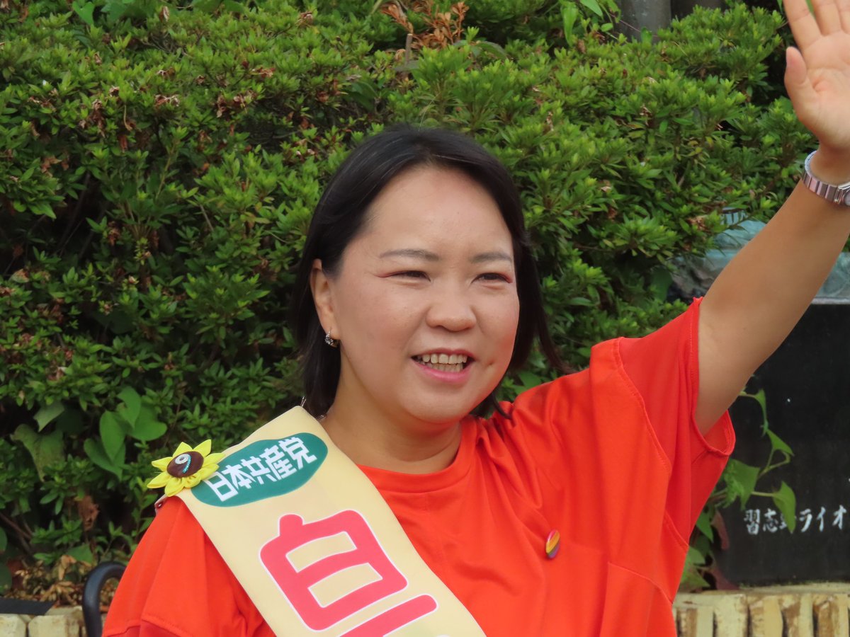 ７月１５日、朝は津田沼駅で日本共産党の白石ちよ選挙区候補が訴えました。

参議院選挙もあと５日。

どの党が伸びるかで、私たちの暮らしや日本の未来が左右されます。「選挙区では白石ちよ候補へ、比例代表では日本共産党へと託してください」と呼びかけました。