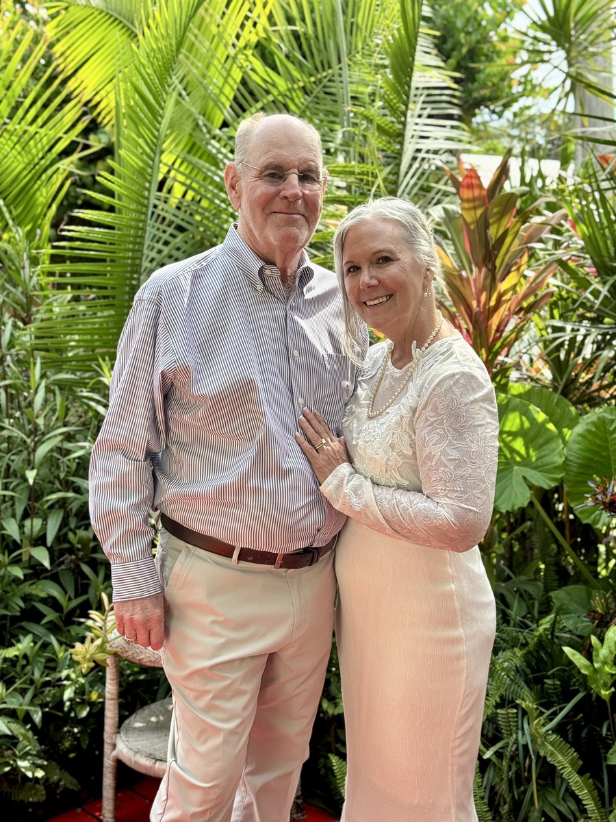 Beccalytics's tweet image. Life update: dad married the most kind and wonderful woman and they lived happily ever after 🤍🍾