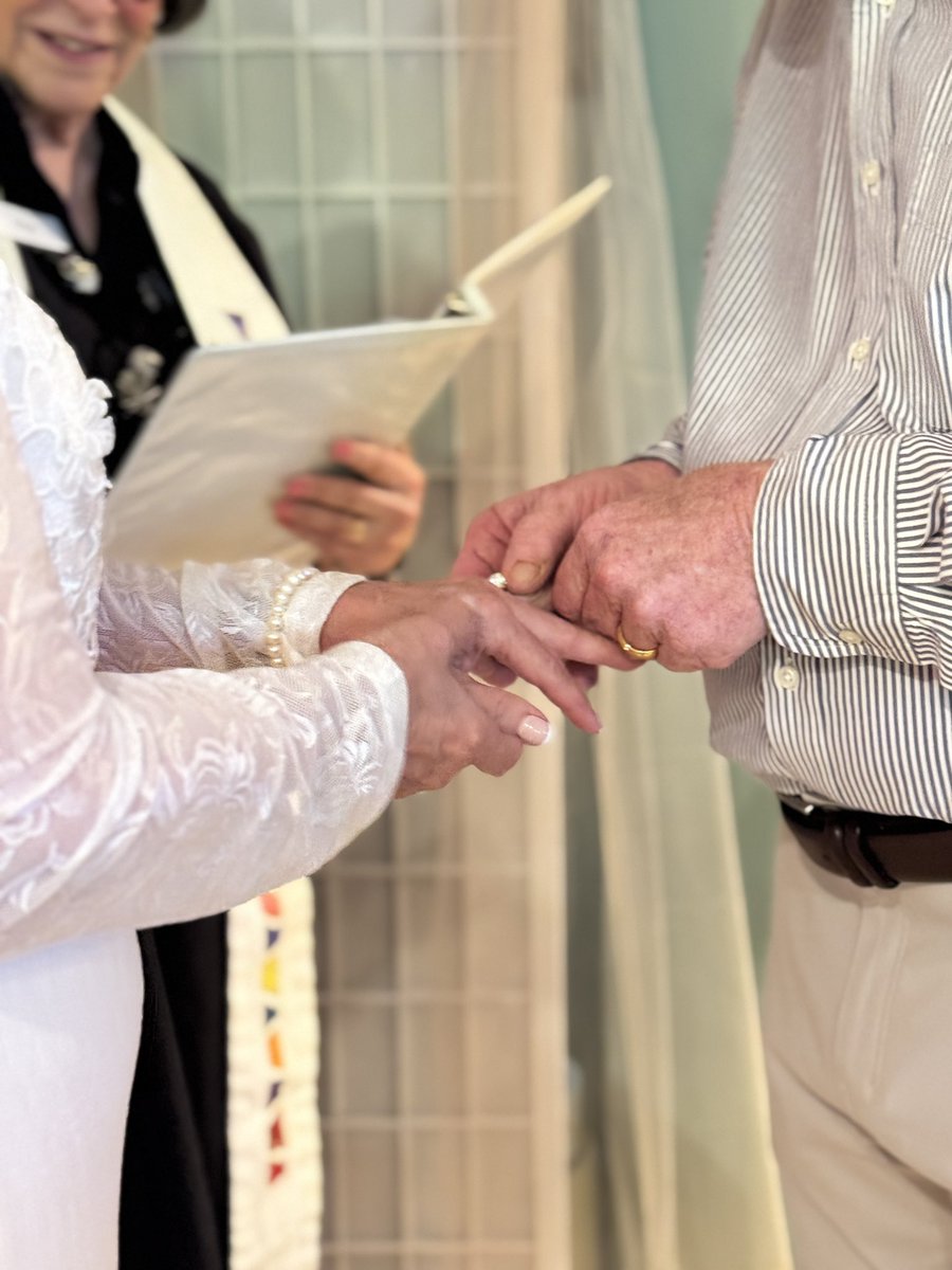 Beccalytics's tweet image. Life update: dad married the most kind and wonderful woman and they lived happily ever after 🤍🍾