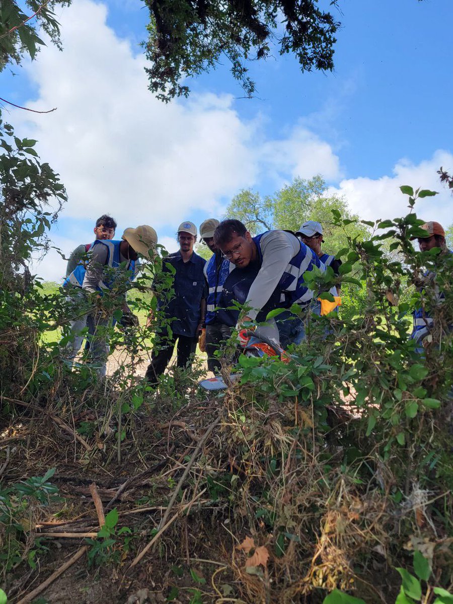 AMC_FortWorth's tweet photo. Members of the Ahmadiyya Muslim Community/local @MKA_FortWorth chapter working in the search and rescue efforts in Kerrville, TX.
#MuslimYouth there searching for remains and signs of those still missing.
#Kerville #Texas #Islam #Community https://t.co/hmVe7ktr7K