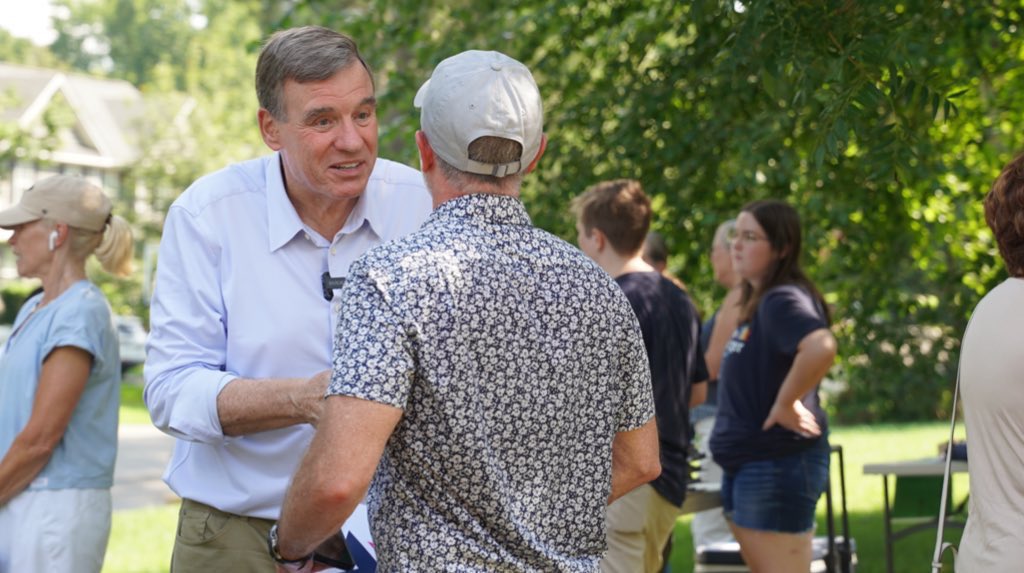 MarkWarnerVA's tweet image. Over 100 Virginians braved the heat this weekend to join me in supporting @SpanbergerForVA for Governor and @mayforva for House of Delegates!
The grassroots energy and dedication to flip Virginia blue this November fills me with a lot of hope.