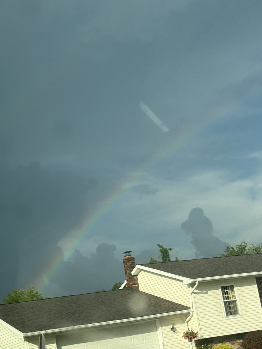 Himjoe97's tweet photo. Just saw a rainbow https://t.co/B4BUc9rQ7o