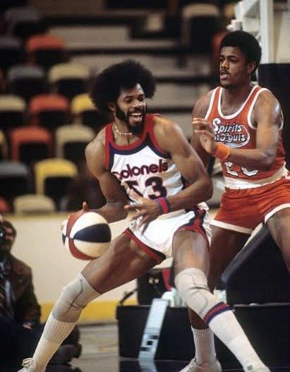 Maurice Lucas guarding Artis Gilmore