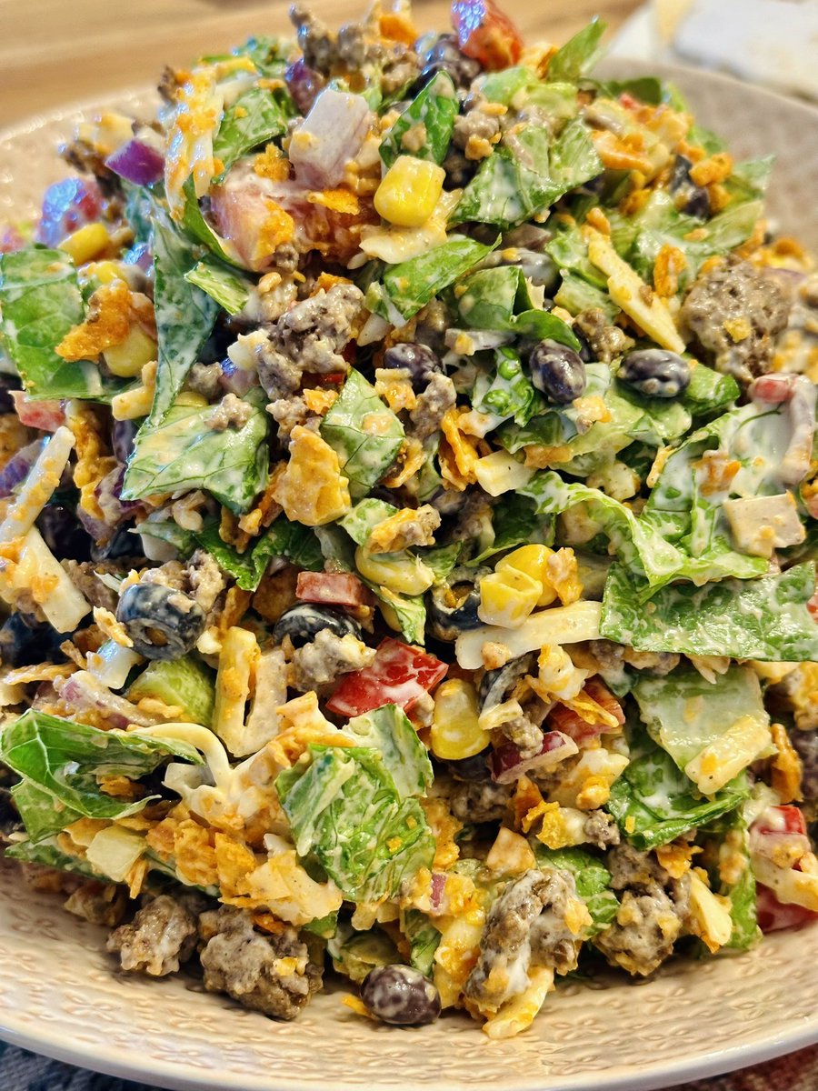 Bigdazw's tweet image. The family wanted taco salad (not top of my list) I relented to the request with a twist. I made flat bread so if you wanted to you could spoon the salad into the bread with some sour cream & salsa the crunchy taco salad & soft bread what a combo I give you the taco/rito😂