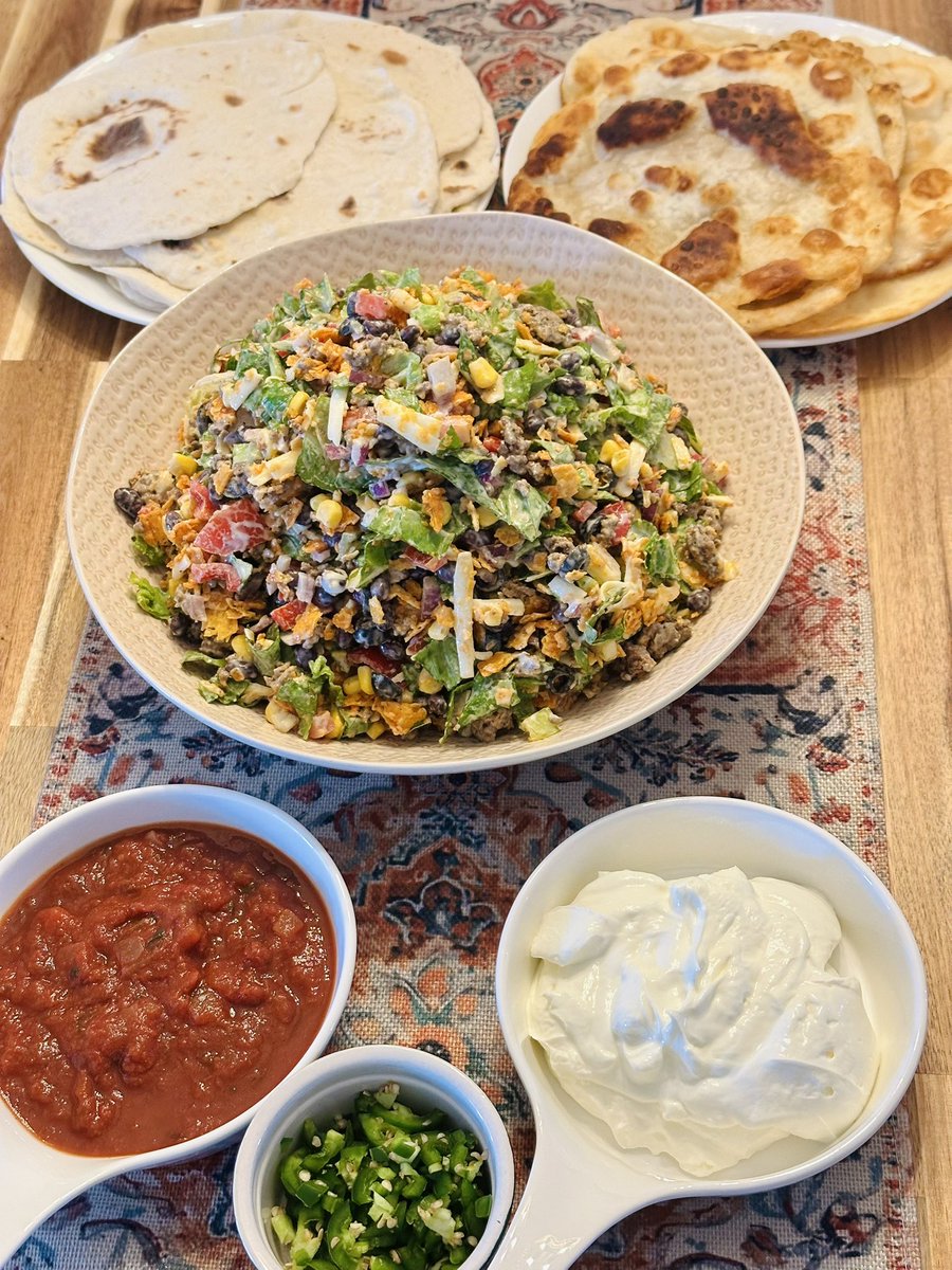 Bigdazw's tweet image. The family wanted taco salad (not top of my list) I relented to the request with a twist. I made flat bread so if you wanted to you could spoon the salad into the bread with some sour cream & salsa the crunchy taco salad & soft bread what a combo I give you the taco/rito😂