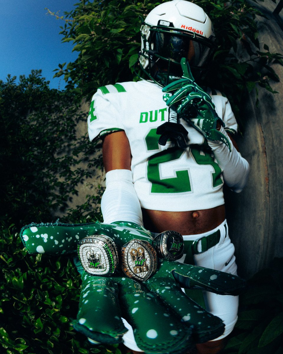 LakeDyn's tweet image. One more month ⌛️#4ofakind @dfhsfootball @coach_bras