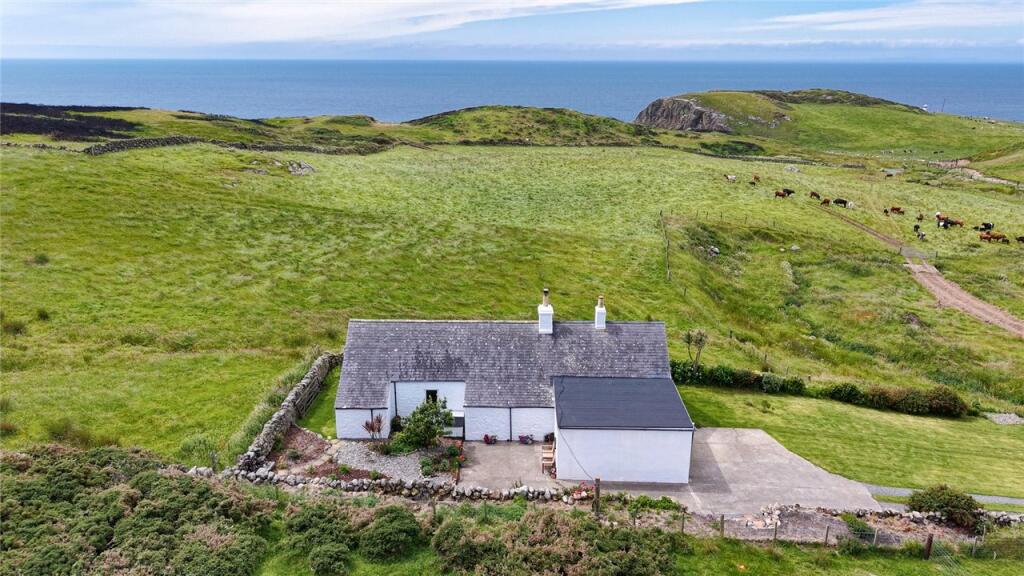_hello_im_j's tweet image. I just need a little house with a sea view in Scotland
