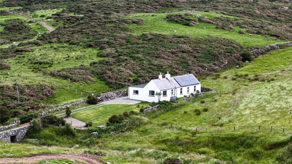 _hello_im_j's tweet image. I just need a little house with a sea view in Scotland