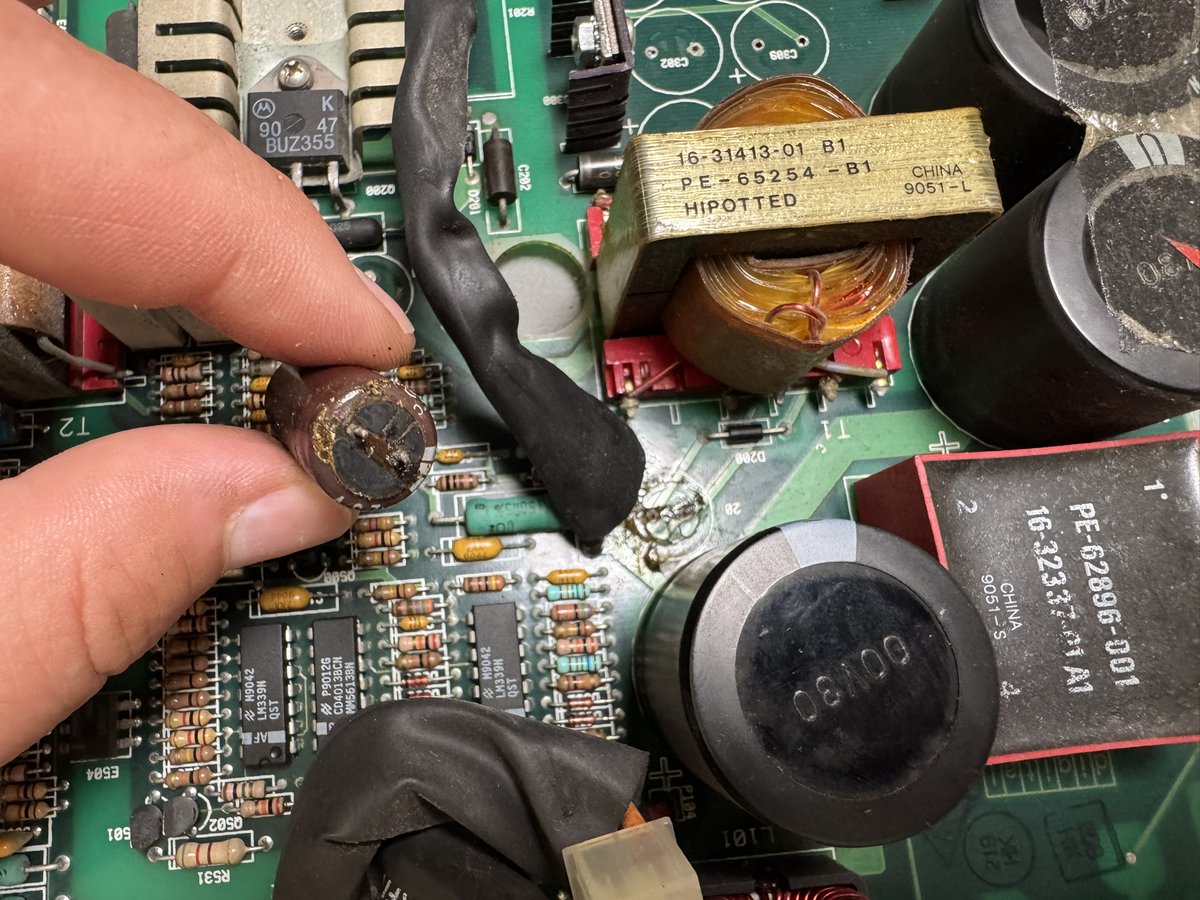 deccomputers's tweet image. Already found a new suspect in the power supply unit of the VAX 4000/300. The capacitor is on the primary side, but is probably responsible for supplying power to the feedback circuit (it should actually be 1000µF).
