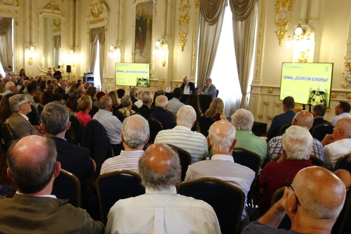 📢1ª conferencia del ciclo ‘Democracia y Totalitarismo’

🗣️Bajo el título, 'España, ¿excepción europea?', <a href="/EnricJuliana/">Enric Juliana Ricart</a> nos ha invitado a reflexionar sobre los retos de la democracia

💭Un espacio para mantener vivo el pensamiento crítico y proteger nuestros derechos y libertades