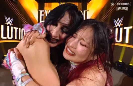 AnneMar70095965's tweet image. Main eventing #WWEEvolution, these 2 women put it all on the line! When they step in the ring, it’s about being the best, outside the ring, they are bound by friendship! Much RESPECT for what they do, they to are trailblazers Thankyou @RheaRipley_WWE &amp;amp; @Iyo_SkyWWE 🫶🏼#Evolution2