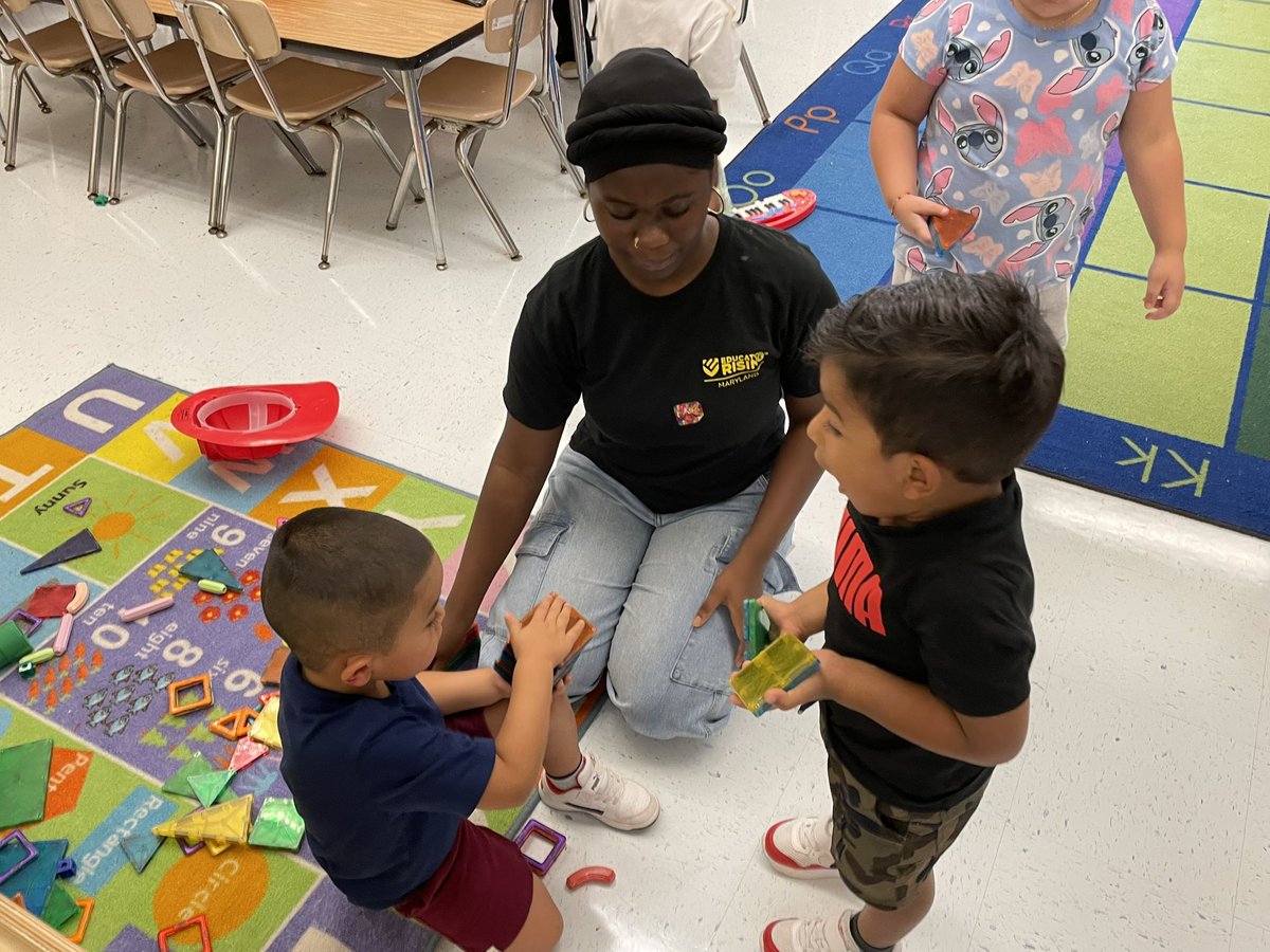 ArcolaES_CSL's tweet image. Our @MCPS_SummerRISE interns are such a valuable asset to our school. They are supporting teachers in their classrooms, making copies, laminating, helping PreK students on their first day and more! We ❤️ our interns!!!!
