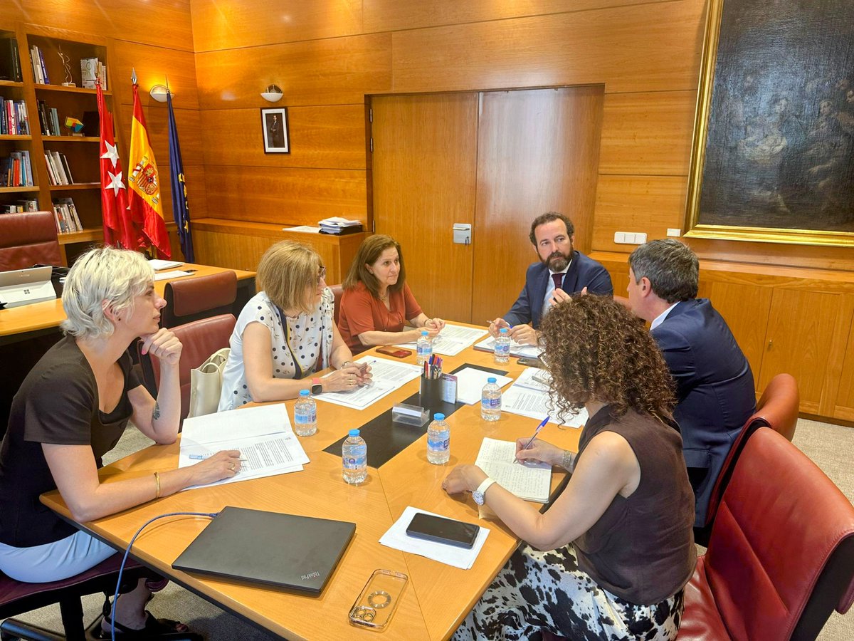 El equipo <a href="/USIE_Madrid/">USIE Madrid</a>, Victoria García Caro, Paloma Ferreño y Pilar González, se reúne con el VPOE <a href="/JoseCarlosFdezB/">José Carlos Fernández Borreguero</a> y el SGIE <a href="/abad_merino/">Luis Abad</a>, realizando aportaciones a la nueva convocatoria de oposiciones a la Inspección Educativa <a href="/ComunidadMadrid/">Comunidad de Madrid</a> y a otros temas relevantes
