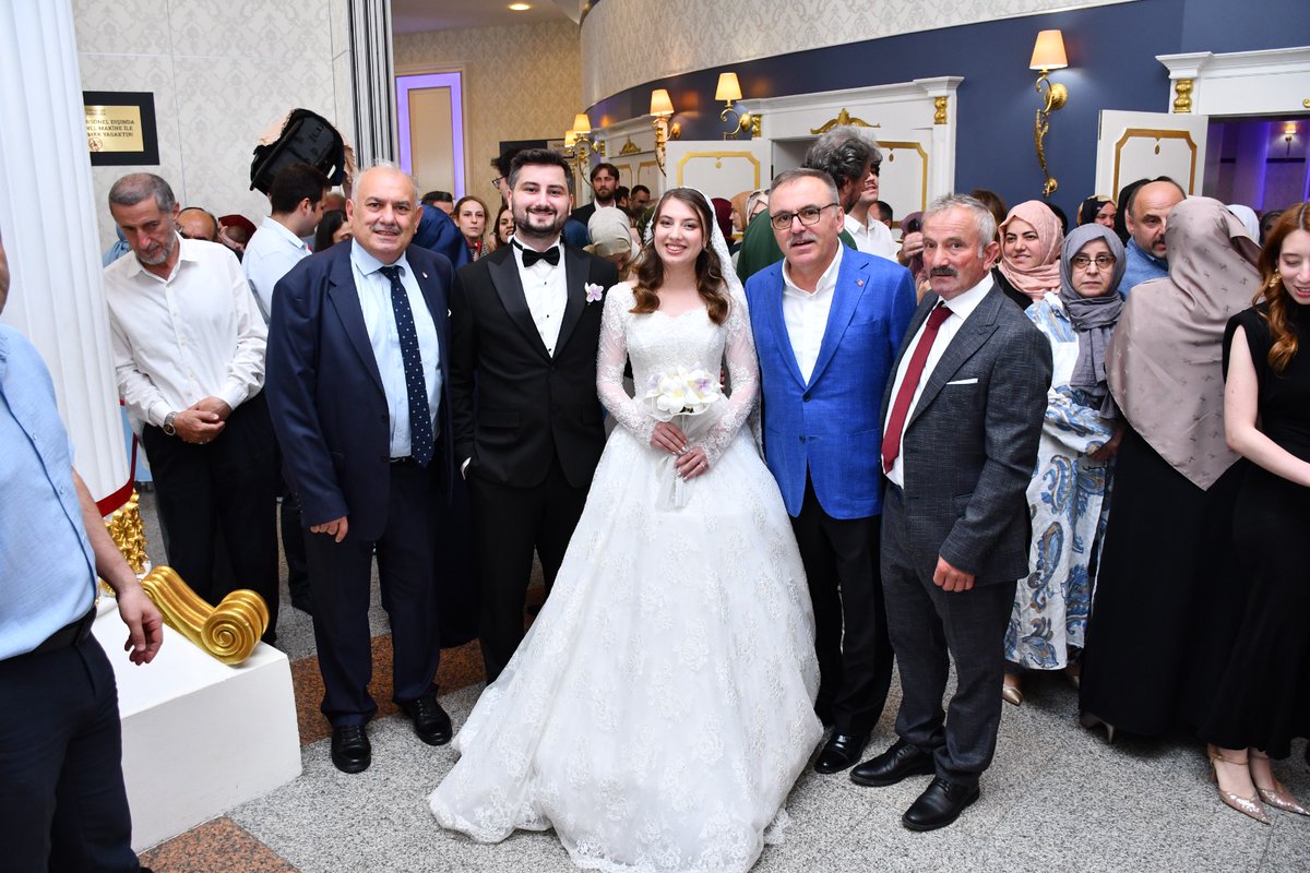 İstanbul'daki düğünümüzde yanımızda bulunan 22.dönem Rize Milletvekili Abdülkadir Kart kardeşime, şahsım ve ailem adına teşekkür ederiz.