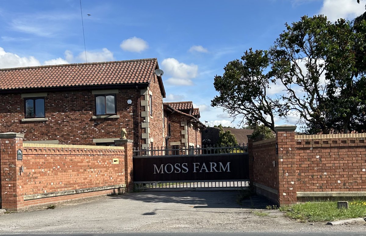Modern farm with a clearly communicating #namedgate #AphabetChallenge #WeekCforCommunication <a href="/sheenz_m_/">🅢🅗🅔🅔🅝🅐</a> #lovegates