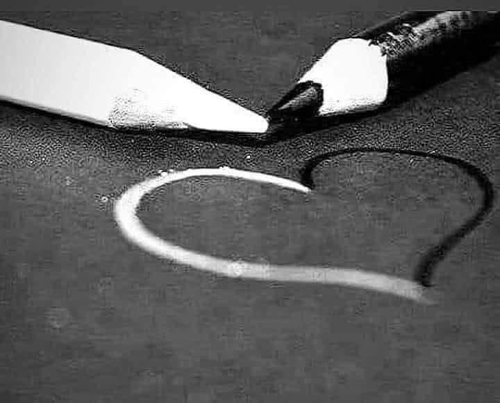 #Geceye 🤍
Uzaklık, 
yakınlıktan daha güzeldir..
Kaybetme korkusu değil, kavuşma ümidi vardır...
#Huzura🖤