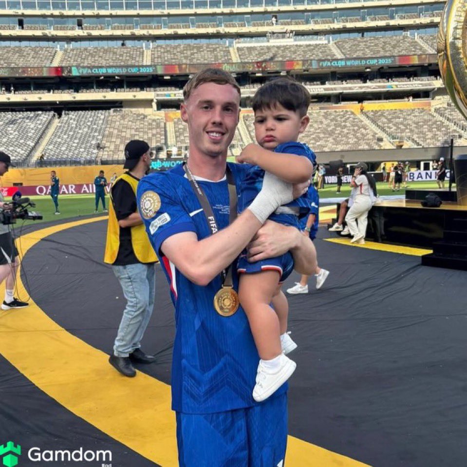 Cole Palmer with Enzo Fernandez son.