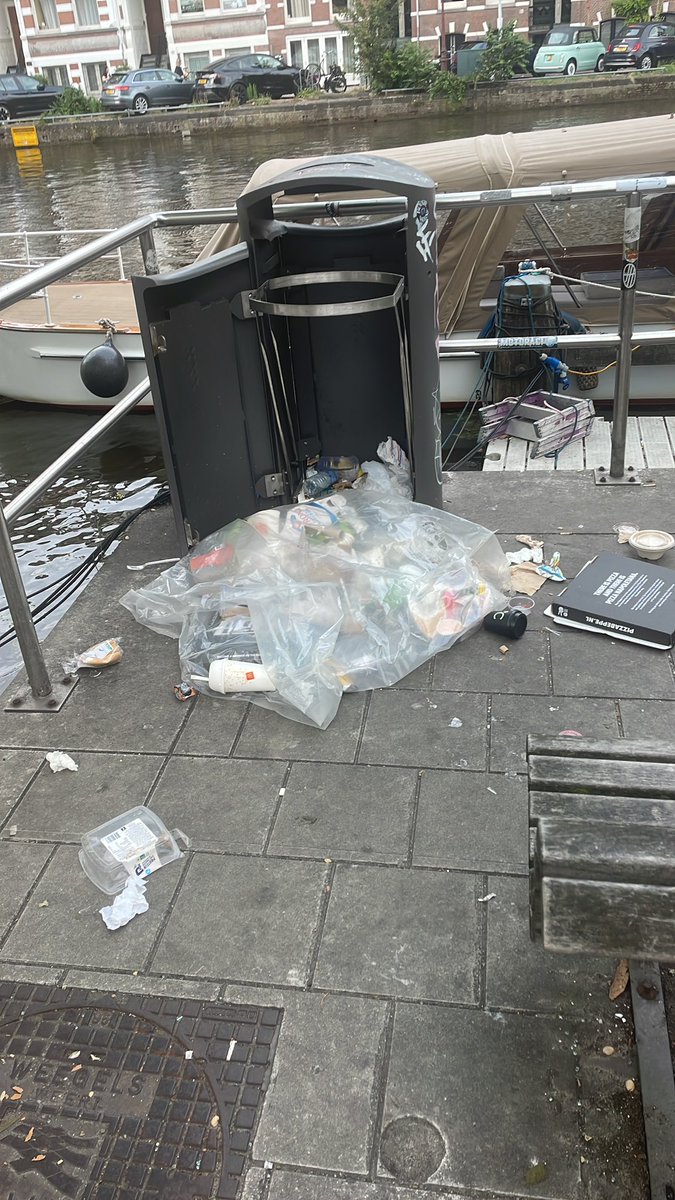 amsterdam02's tweet image. Rondje #Amsterdam binnenstad. Er moeten vaste ronde stalen bakken komen die elk uur geleegd worden. It’s that simpel .