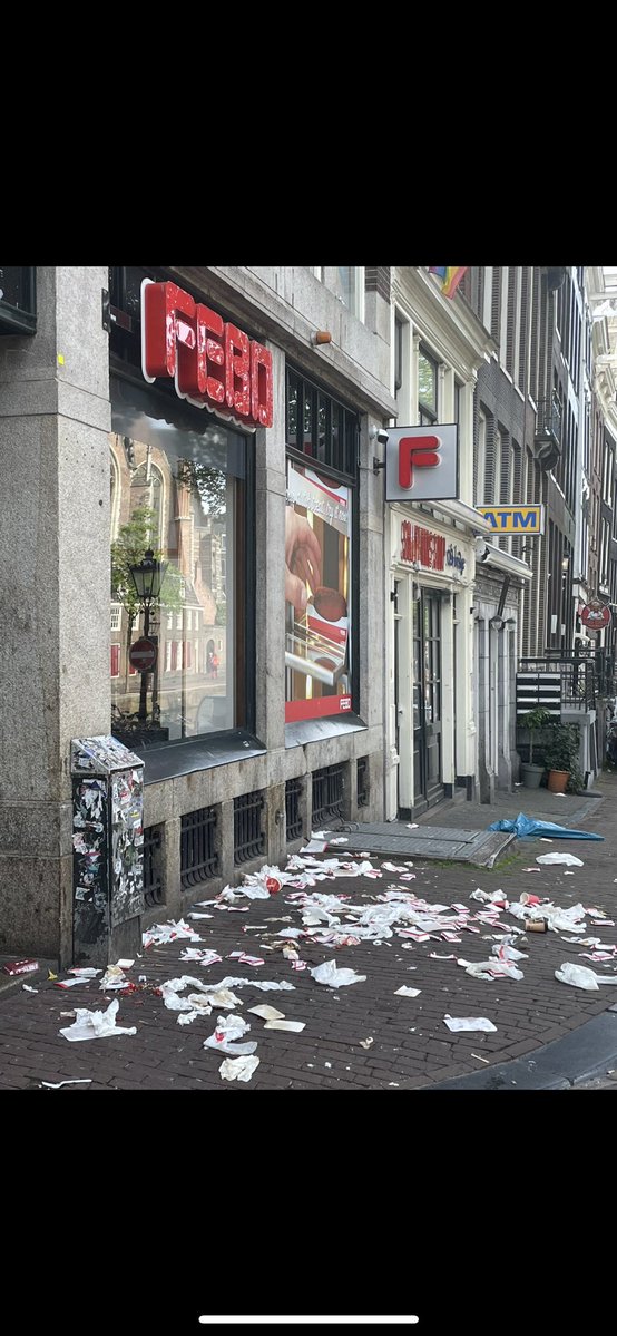 amsterdam02's tweet image. Rondje #Amsterdam binnenstad. Er moeten vaste ronde stalen bakken komen die elk uur geleegd worden. It’s that simpel .