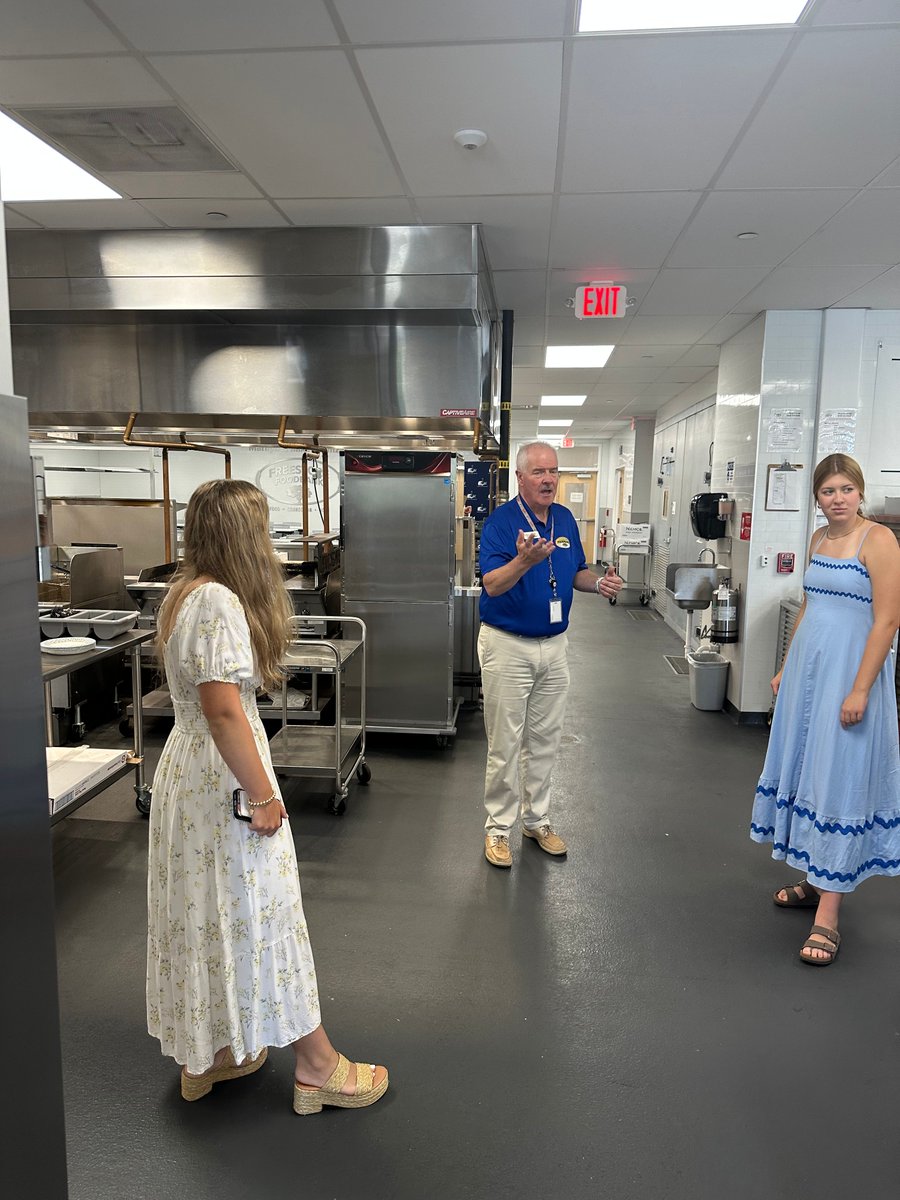 MagnifiedGiving's tweet image. 📚💡 Wyoming HS 9th graders turned their financial literacy unit into real-world impact! After 650+ votes, the winning team donated $1,000 to @FreestoreFB — providing 3,000 meals and volunteering on site. this is what student-led giving looks like 💛 #youthgiving #philanthropy