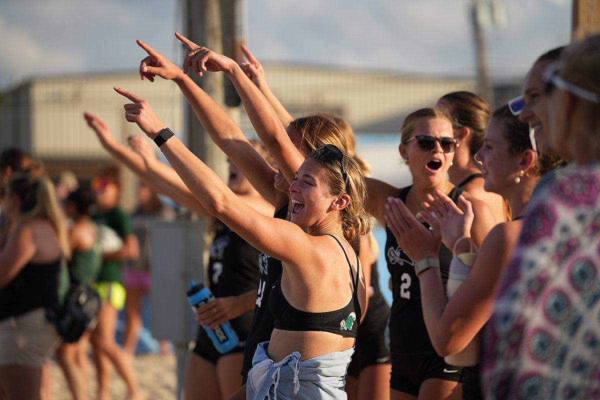 tuwaveriders's tweet image. 𝑾𝒉𝒆𝒓𝒆 𝒕𝒉𝒆 𝑾𝒂𝒗𝒆 𝒎𝒆𝒆𝒕𝒔 𝒕𝒉𝒆 𝑩𝒆𝒂𝒄𝒉 🌊🏐
Tulane Beach Volleyball competes at White Sands Volleyball Courts in the fall and spring.
Wave Riders can earn 3,000 points for attending a match day 💚
#RideTheWave | #RollWave🌊