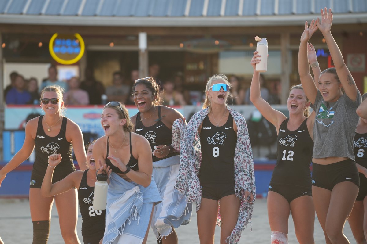 tuwaveriders's tweet image. 𝑾𝒉𝒆𝒓𝒆 𝒕𝒉𝒆 𝑾𝒂𝒗𝒆 𝒎𝒆𝒆𝒕𝒔 𝒕𝒉𝒆 𝑩𝒆𝒂𝒄𝒉 🌊🏐
Tulane Beach Volleyball competes at White Sands Volleyball Courts in the fall and spring.
Wave Riders can earn 3,000 points for attending a match day 💚
#RideTheWave | #RollWave🌊