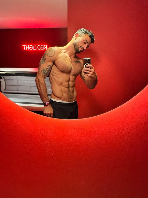 Watch AdamAlberto's leaked NSFW photo on TwXstars