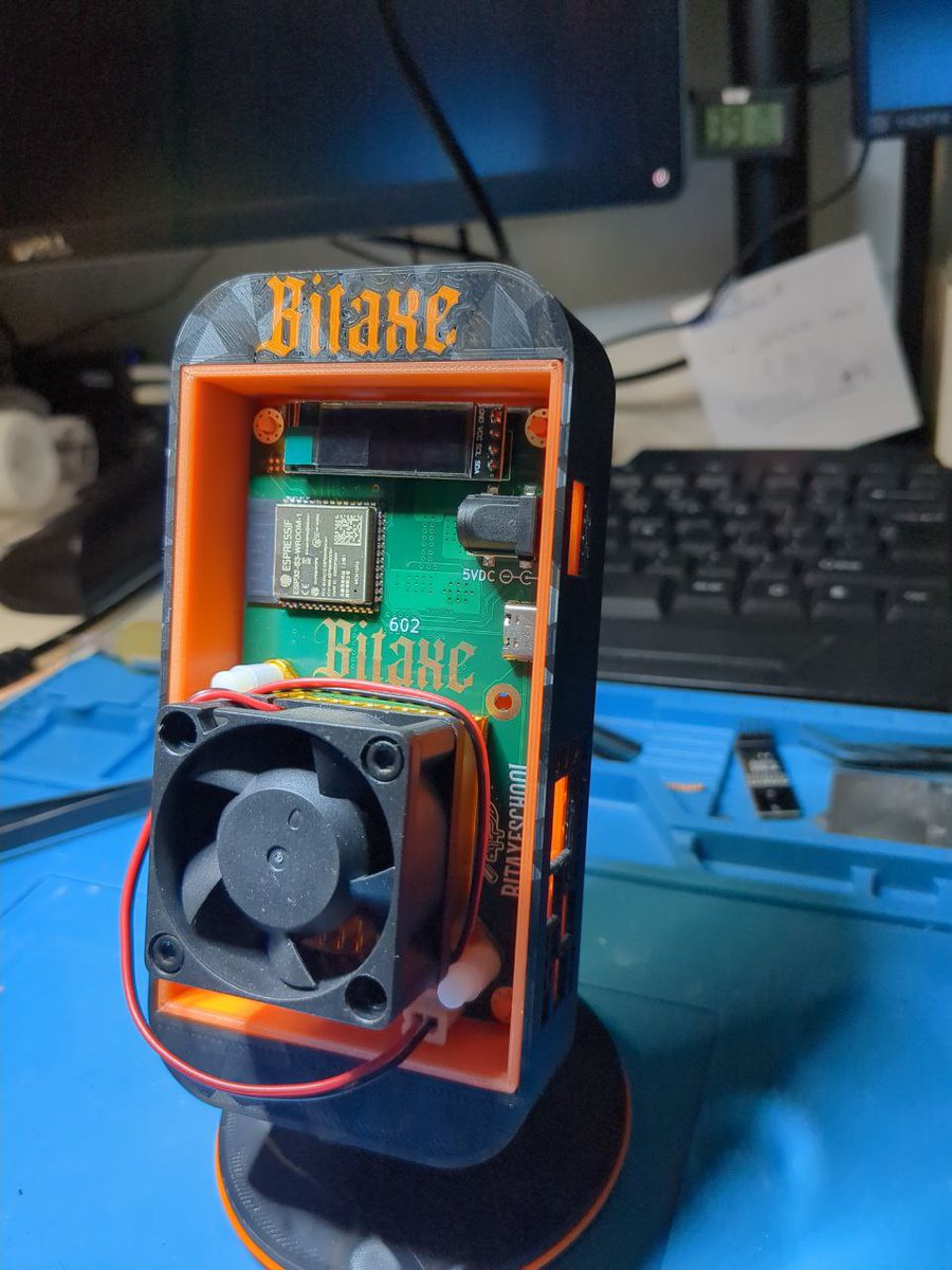 incognitojohn23's tweet image. Anyone else remember Bitcoin mining with their laptop in 2012? 

Made like $50 and spent it on Silk Road

Just got my hands on a Bitaxe miner. It&apos;s literally smaller than my coffee mug but actually works. 

Wild how far we&apos;ve come.  

No more needing a warehouse or explaining to…