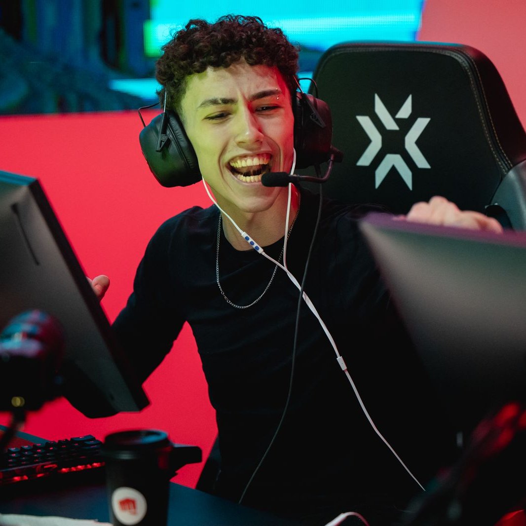 Human_VAL's tweet image. News 🚨 | #VCLlatam 

Yeah 🇧🇷  jugador Brasilero llegara a OXEN (OXÜ) como refuerzo de su equipo de valorant en reemplazo de Dantedeu5.

El player estuvo participando del Challengers de Brasil en el equipo de PEEK, ahora se incorporara a OXEN para su próximo partido ante…