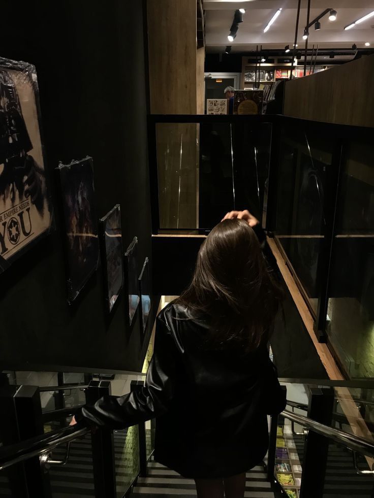 AliceAlice185's tweet image. Fading into the shadows, chasing stories between the shelves 📚✨
#MoodyVibes #AestheticFeels #BookstoreVibes #UrbanAesthetic #CandidMoments #DarkAcademia #LeatherLook #VintageMood