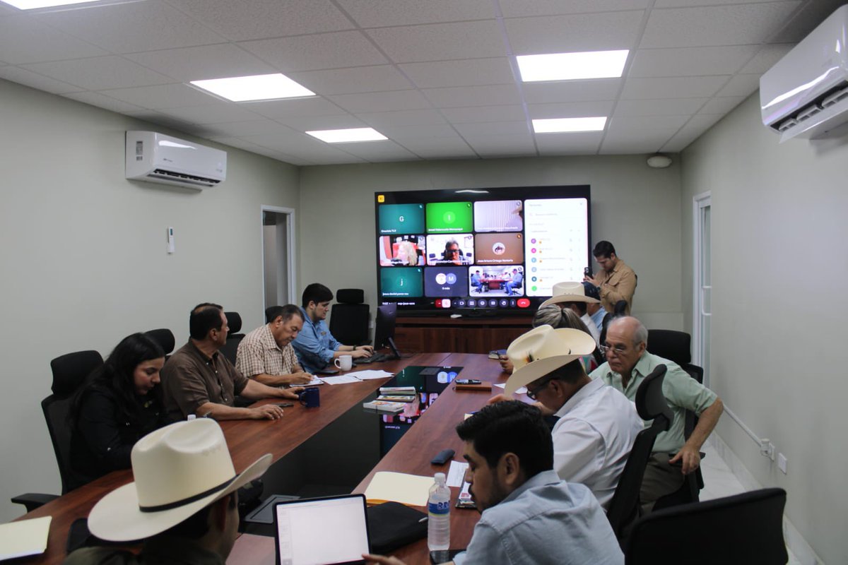 Comenzamos la semana en reunión con el sector coordinado de SADER y autoridades del Gobierno del Estado de Sonora para darle seguimiento a las capacitaciones contra el gusano barrenador.