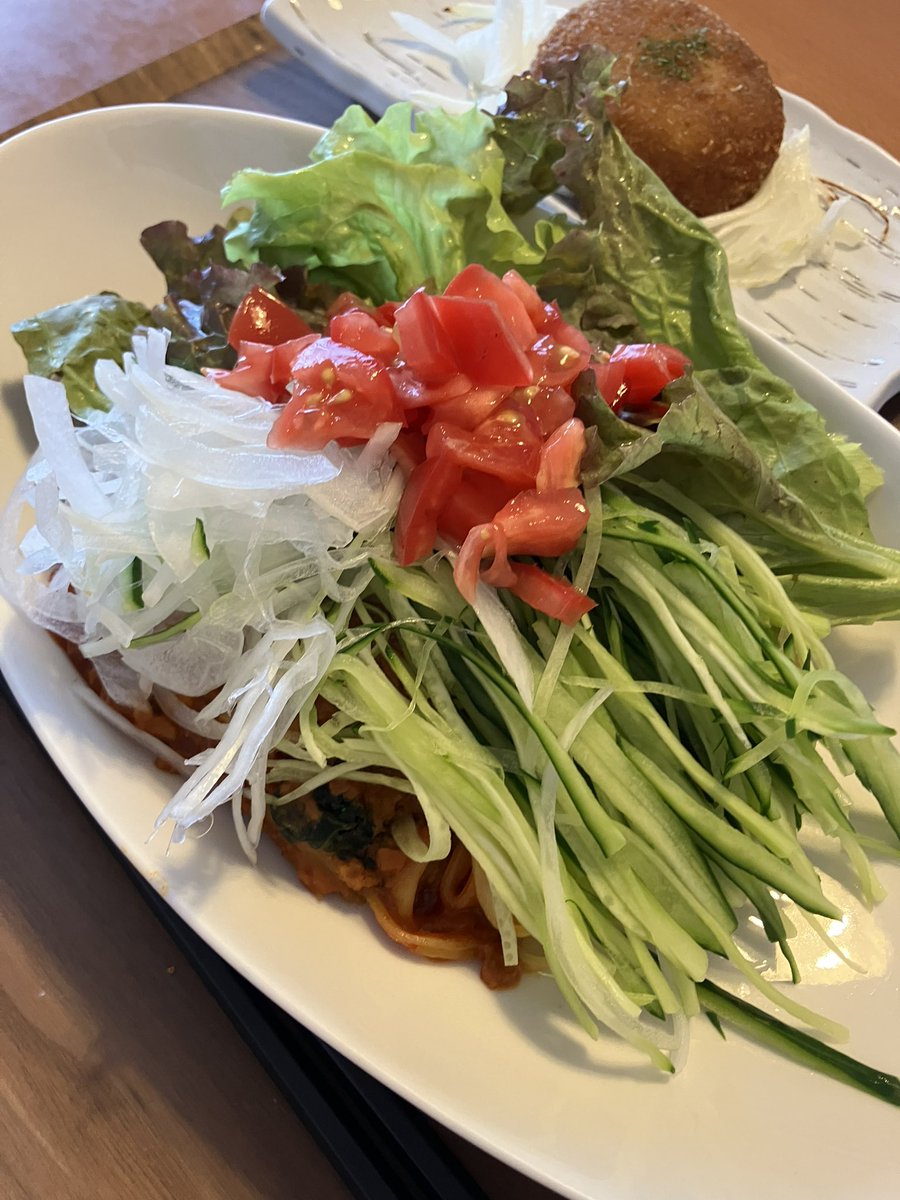 TukamotoMutuki's tweet photo. 市販の冷凍【汁なし担々麺】
高度な技術の素晴らしき外食不要な美味しさ。ここに好きな野菜を好きなだけ。麺の油分が野菜に絡み、宅飯ならではのカスタマイズ😊✨ https://t.co/VFby9qsq6M