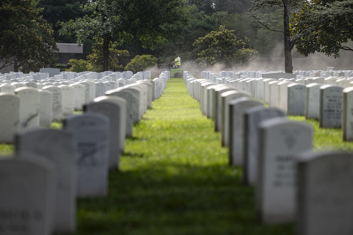 ArlingtonNatl's tweet image. Today, volunteers with the National Association of Landscape Professionals participated in the annual Renewal and Remembrance event at Arlington National Cemetery, carrying out various landscape projects at the cemetery.
Thank you to all who volunteered!
📸 Elizabeth Fraser