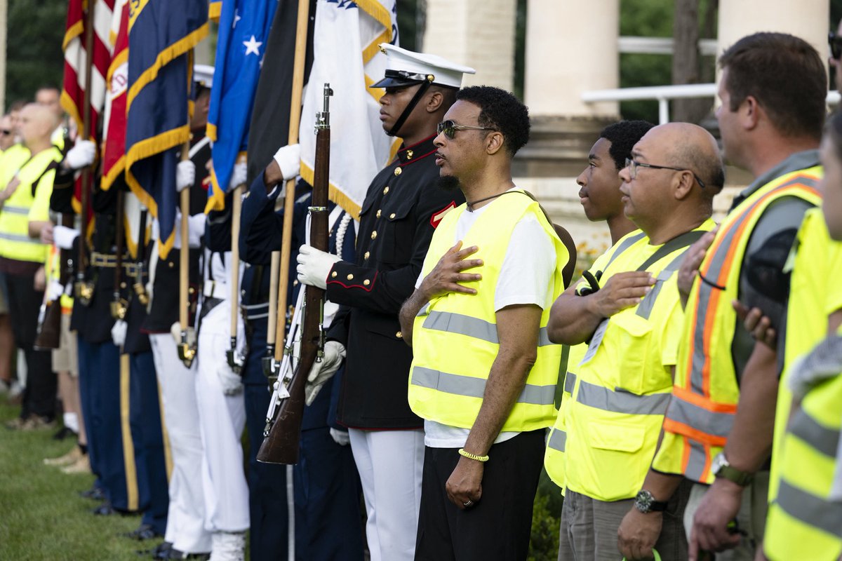 ArlingtonNatl's tweet image. Today, volunteers with the National Association of Landscape Professionals participated in the annual Renewal and Remembrance event at Arlington National Cemetery, carrying out various landscape projects at the cemetery.
Thank you to all who volunteered!
📸 Elizabeth Fraser
