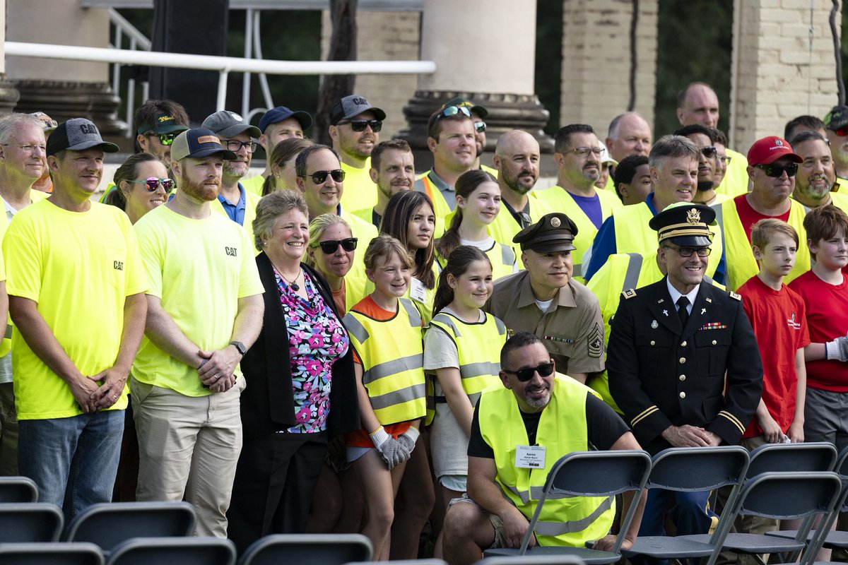 ArlingtonNatl's tweet image. Today, volunteers with the National Association of Landscape Professionals participated in the annual Renewal and Remembrance event at Arlington National Cemetery, carrying out various landscape projects at the cemetery.
Thank you to all who volunteered!
📸 Elizabeth Fraser