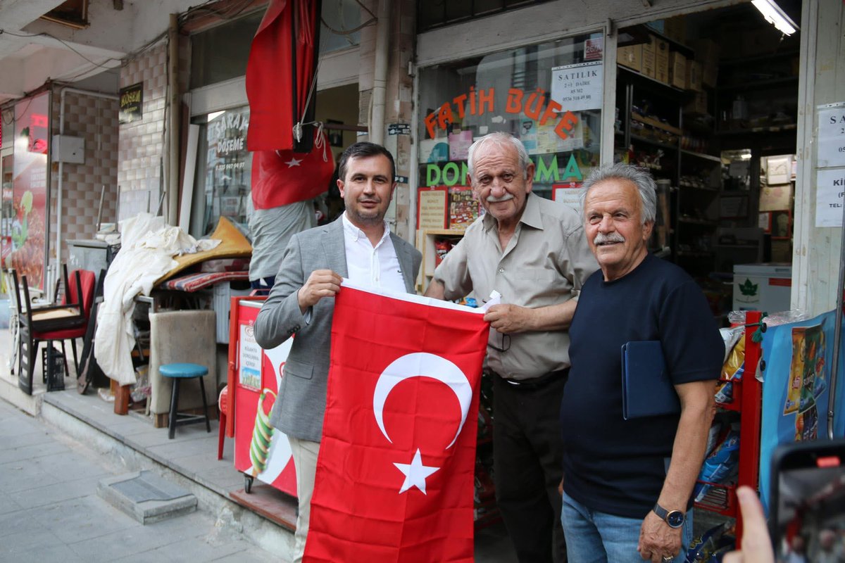 avgalipuzun's tweet photo. Cumhurbaşkanımız Sayın @RTErdogan ‘ın çağrısıyla, bizler de bu mukaddes değerimizi şehrimizin her bir köşesine asmak için bir kampanya başlattık.

Hemşerilerimize. ,komşularımıza şanlı Türk bayrağımızı takdim ettik .

Haydi  Amasya ! Gelin hep birlikte Sayın Cumhurbaşkanımızın çağrısına ses verelim. Her mahallemizi, her sokağımızı Ayyıldızlı bayrağımızla süsleyelim. Ayyıldızlı al bayrağımızla Türkiye Yüzyılı’na yakışan bir tablo çizelim. 
Rabbim birliğimizi ve huzurumuzu daim eylesin. 🇹🇷
@enessisman 
@mchtylmz 
@abuyukgumus