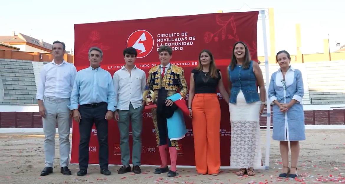 afalonsob's tweet image. 🐂 Enhorabuena al triunfador de la final del @CircuitoCMadrid de novilladas, @alvaroserranop_, celebrada ayer en San Martín de Valdeiglesias
🙌🏼 Una tarde en la q estuvo muy presente Sergio Rollón, herido de gravedad en la semifinal, al q deseo pronta recuperación