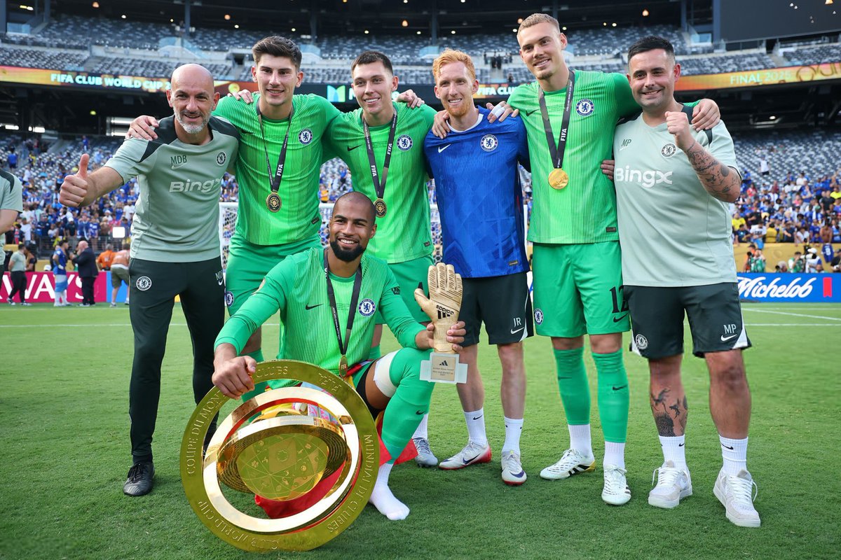 SmartGoalkeeper's tweet image. 🏆 Chelsea FC
🔵 Juega uno, trabajan todos
🗣 EdP: Michele De Bernardin🇮🇹 
                 James Russell🏴󠁧󠁢󠁥󠁮󠁧󠁿
🥅 Porteros:🧤Robert Sánchez🇪🇸
                         🧤Filip Jorgensen🇩🇰 
                         🧤Mike Penders🇧🇪 
                         🧤Gabriel Slonina🇺🇸