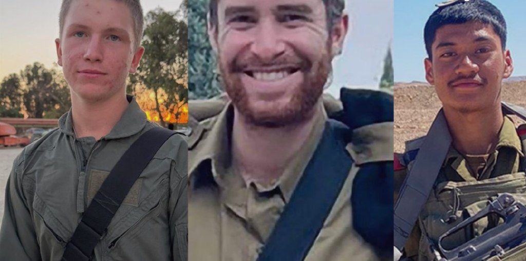 أعلن جيش الاحتلال الإسرائيلي، الاثنين، مصرع 3 جنود وإصابة ضابط بجروح وصفها بأنها "خطيرة" خلال اشتباكات في شمال قطاع غزة.وقال في بيان إن الجنود هم "شوهام مناحيم 21 عاماً، وشلومو ياكير شريم 20 عاماً، ويولي فاكتور 19 عاماً".

وأشار البيان إلى أن الجنود الذين سقطوا في الاشتباكات