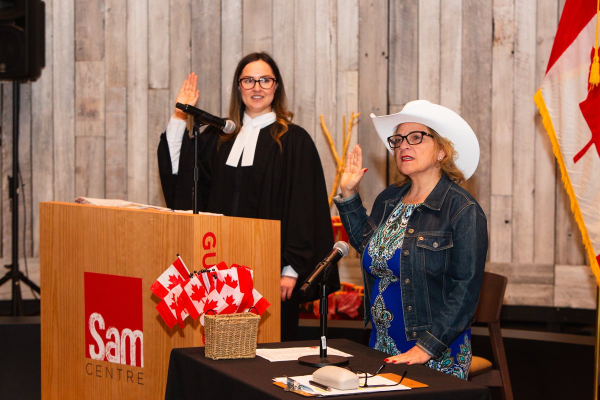 CitImmCanFR's tweet photo. La semaine dernière, la ministre Diab a accueilli 19 nouveaux citoyens et nouvelles citoyennes lors d’une cérémonie de citoyenneté spéciale à l’occasion du Stampede de Calgary en Alberta. Félicitations à tout le monde, et bienvenue dans la famille canadienne! #MaCitoyenneté (📷: Calgary Stampede) @calgarystampede