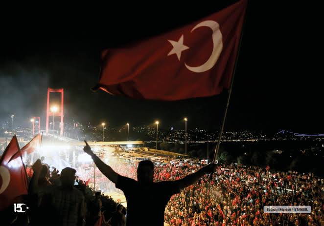 Milletimizin kendi iradesine sahip çıkarak esareti cesareti ile yıkıp geçtiği #15TemmuzDemokrasiveMilliBirlikGünü kutlu olsun…
FETÖ hain terör örgütü ve işbirlikçilerinin hain darbe girişiminde şehit düşen vatandaşlarımıza Allah’tan rahmet, gazilerimize şifa yakınlarına sabır