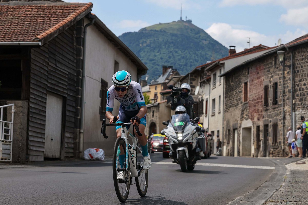 BHRVictorious's tweet image. 🇫🇷 #TDF2025 | ST 10 REPORT 

🗣️ @lennymrtz1 “The ‘maillot à pois’ is incredible. It’s something I have dreamed of since I was young. I tried for the stage but the guys ahead were just too strong.” @LeTour 

#RideAsOne #BastilleDay 

🔗 bit.ly/4kGKANF

📸 @SprintCycling