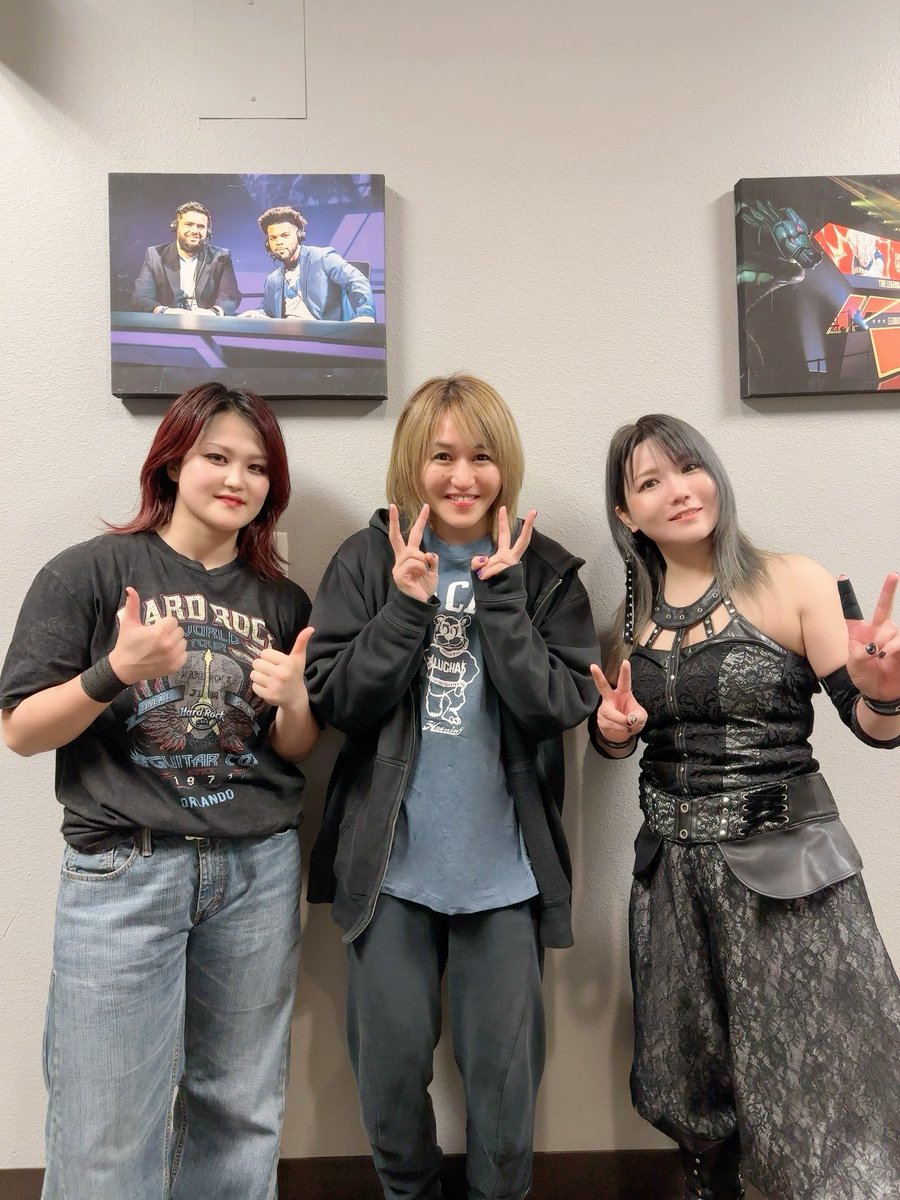 お二人に挟んでもらって写真を一緒に撮ってもらいました🥺
わーぃ！！ありがとうございます✨🤩

#Roh #AEW #tjpw 
#stardom #GE #朱里