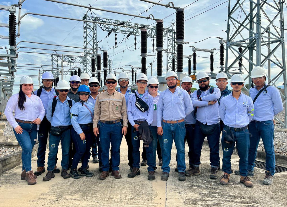 CENSGrupoEPM's tweet photo. 🔌📚 Desde nuestra estrategia #ConectandoConTerritorios y en articulación con la UTC – Unidades Técnicas del Cesar, fortalecemos la formación técnica de nuevos talentos del programa de Electricidad Industrial. ⚡️

👩‍🏫👨‍🎓 Más de 40 estudiantes participaron en 5 jornadas de capacitación, acercándose de primera mano a los procesos y retos del sector eléctrico.

¡Así construimos conocimiento, oportunidades y desarrollo en los territorios donde estamos presentes! 🤝✨ #CENS #Educación
